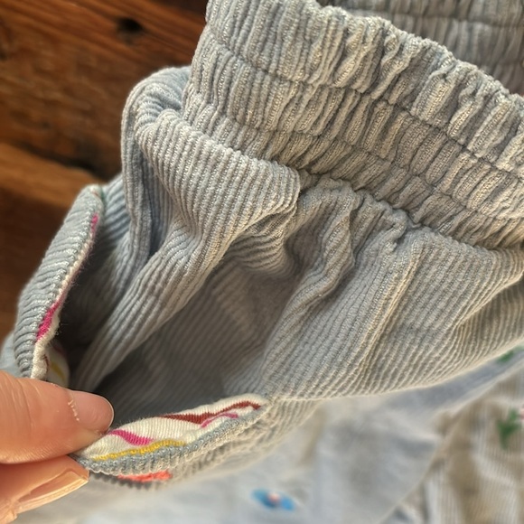 Mini Boden Light blue corduroy pants with heart pockets and embroidered flowers - Picture 4 of 11